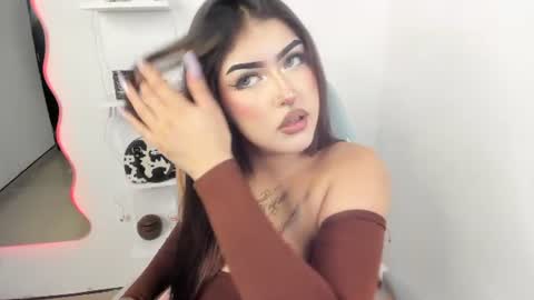Snapshot of hollycute54 chatting on 07-31-26, 06:29 Holly online show from 07-31-26, 06:29