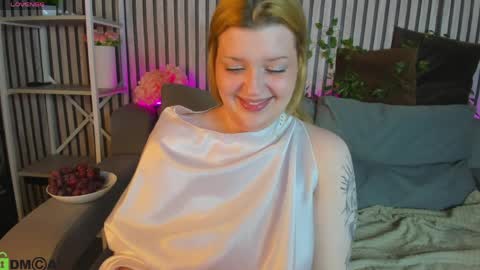 Holly online show from 04-11-26, 01:32