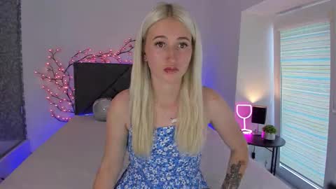 Snapshot of hollytaillor chatting on 09-15-25, 12:16 HollyTaillor online show from 09-15-25, 12:16