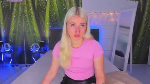 Snapshot of hollytaillor chatting on 09-20-25, 04:57 HollyTaillor online show from 09-20-25, 04:57
