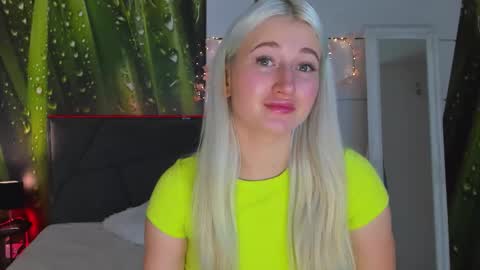 Snapshot of hollytaillor chatting on 10-22-25, 12:05 HollyTaillor online show from 10-22-25, 12:05