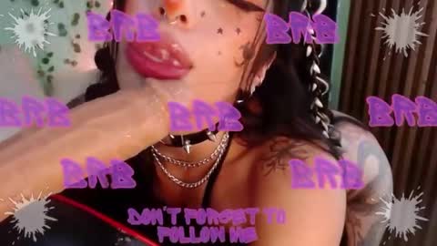 Snapshot of hollyxx_ chatting on 12-17-24, 08:43 holly online show from 12-17-24, 08:43