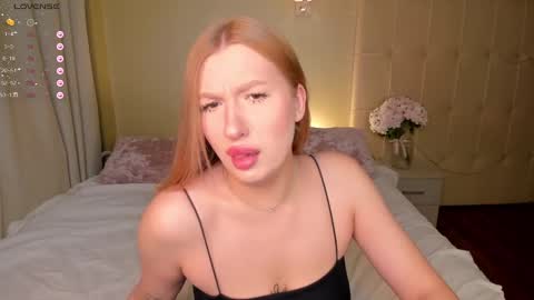 Snapshot of hollyylee chatting on 02-11-25, 12:59 Emma online show from 02-11-25, 12:59