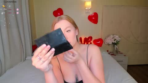 Snapshot of hollyylee chatting on 02-16-25, 01:03 Emma online show from 02-16-25, 01:03