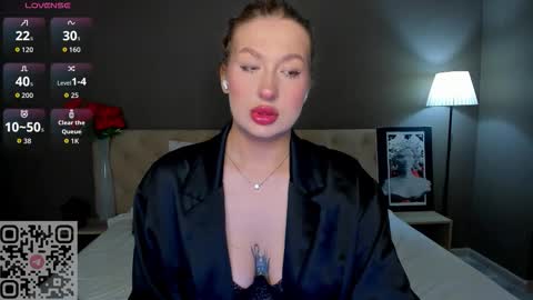 Snapshot of hollyylee chatting on 09-18-25, 12:23 Emma online show from 09-18-25, 12:23