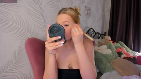 Snapshot of hollyylee chatting on 09-20-25, 01:06 Emma online show from 09-20-25, 01:06