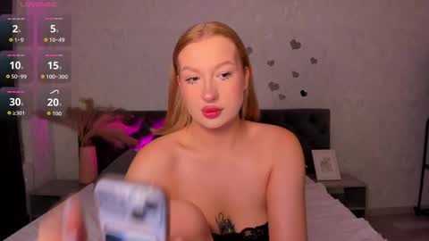 Snapshot of hollyylee chatting on 09-30-25, 12:15 Emma online show from 09-30-25, 12:15