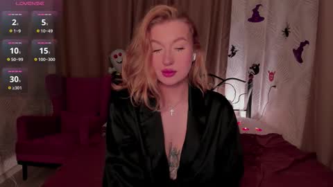 Snapshot of hollyylee chatting on 10-25-25, 01:24 Emma online show from 10-25-25, 01:24