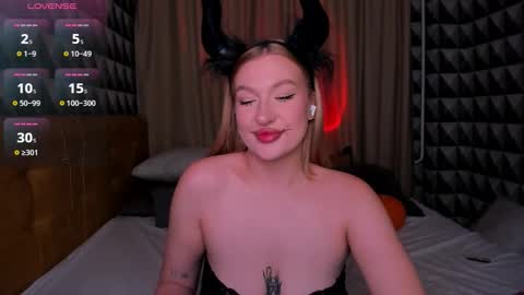 Snapshot of hollyylee chatting on 10-31-25, 01:17 Emma online show from 10-31-25, 01:17