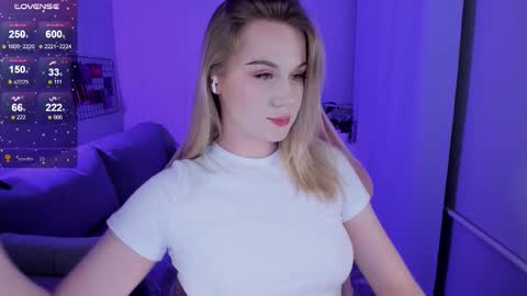 Snapshot of honey_blondee chatting on 02-03-26, 09:09 Tammy online show from 02-03-26, 09:09