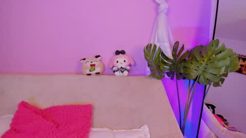 Snapshot of honey_m0on chatting on 04-17-26, 06:44 Milenka online show from 04-17-26, 06:44