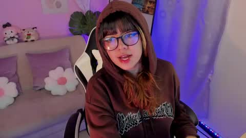 Snapshot of honey_m0on chatting on 05-14-26, 06:47 Milenka online show from 05-14-26, 06:47