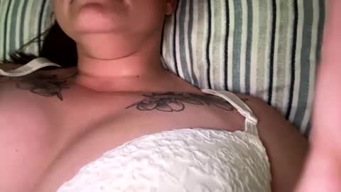 Snapshot of honeygirlox chatting on 09-24-25, 06:33 honeygirlox online show from 09-24-25, 06:33