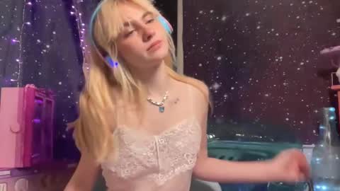 Snapshot of honeyxlimbed chatting on 01-16-25, 08:22 Emi Rose online show from 01-16-25, 08:22