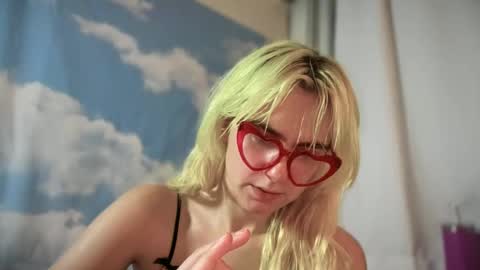 Snapshot of honeyxlimbed chatting on 09-16-25, 07:31 Emi Rose online show from 09-16-25, 07:31