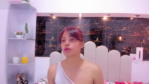 Snapshot of hoollyhendrix chatting on 10-25-25, 04:02 holly online show from 10-25-25, 04:02