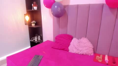 Snapshot of hoollyhendrix chatting on 11-06-25, 08:43 holly online show from 11-06-25, 08:43