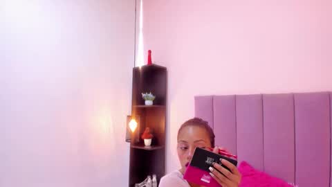 Snapshot of hoollyhendrix chatting on 11-10-25, 08:08 holly online show from 11-10-25, 08:08