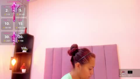 Snapshot of hoollyhendrix chatting on 11-18-25, 08:24 holly online show from 11-18-25, 08:24