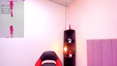 Snapshot of hoollyhendrix chatting on 11-21-25, 08:29 holly online show from 11-21-25, 08:29