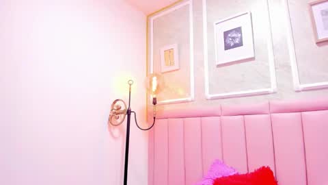 Snapshot of hoollyhendrix chatting on 12-04-25, 08:28 holly online show from 12-04-25, 08:28