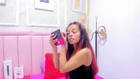 Snapshot of hoollyhendrix chatting on 12-13-25, 08:47 holly online show from 12-13-25, 08:47