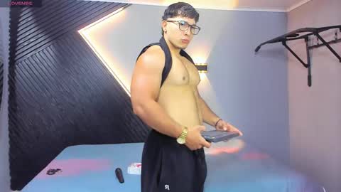 horny_nick18 online show from 03-12-26, 12:44