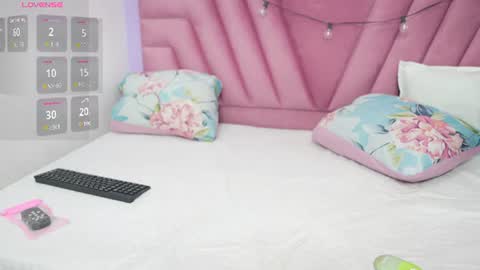 Snapshot of hornybarelylegalgirl chatting on 06-30-26, 11:55 Khloe online show from 06-30-26, 11:55