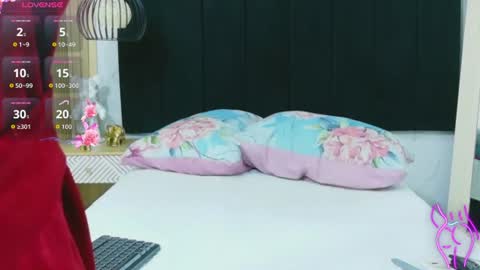 Snapshot of hornybarelylegalgirl chatting on 07-17-26, 12:23 Khloe online show from 07-17-26, 12:23