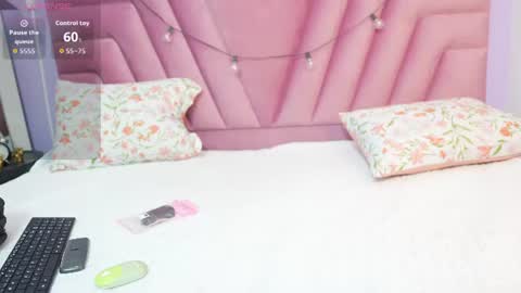 Snapshot of hornybarelylegalgirl chatting on 07-22-26, 12:08 Khloe online show from 07-22-26, 12:08