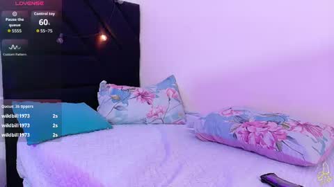 Snapshot of hornybarelylegalgirl chatting on 07-25-26, 01:47 Khloe online show from 07-25-26, 01:47