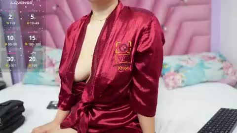 Snapshot of hornybarelylegalgirl chatting on 07-29-26, 11:52 Khloe online show from 07-29-26, 11:52