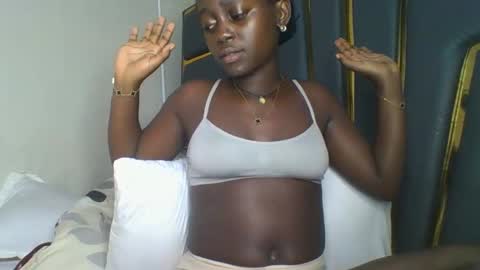 Snapshot of hornybella84 chatting on 11-13-25, 08:52 Bella online show from 11-13-25, 08:52