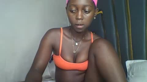 Snapshot of hornybella84 chatting on 11-17-25, 05:57 Bella online show from 11-17-25, 05:57