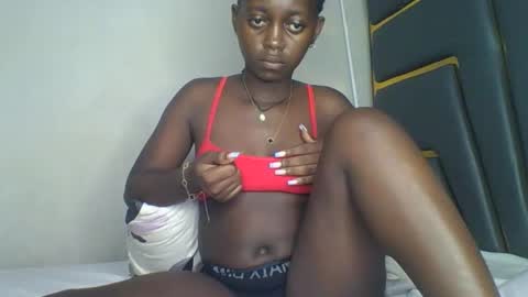 Snapshot of hornybella84 chatting on 12-14-25, 04:40 Bella online show from 12-14-25, 04:40