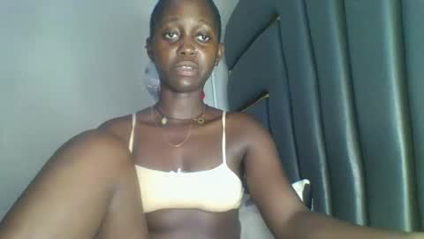 Snapshot of hornybella84 chatting on 02-05-26, 06:18 Bella online show from 02-05-26, 06:18