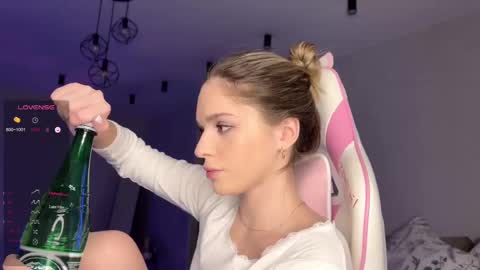 Snapshot of hornybunnyss chatting on 03-06-25, 05:33 Sonya online show from 03-06-25, 05:33