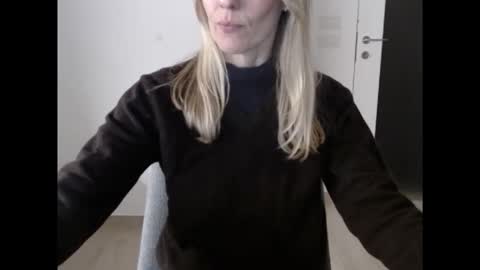 Snapshot of hornyssima chatting on 12-15-25, 04:33 Hornyssima online show from 12-15-25, 04:33