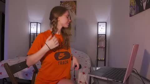 Snapshot of hotchillylovers chatting on 02-17-25, 08:19 NICK AND NORA online show from 02-17-25, 08:19