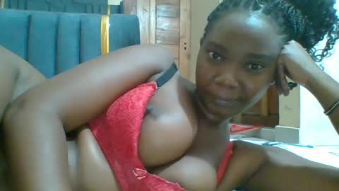 Snapshot of hotgodees chatting on 06-11-26, 06:39 Queen online show from 06-11-26, 06:39