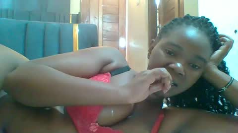 Snapshot of hotgodees chatting on 06-12-26, 07:29 Queen online show from 06-12-26, 07:29