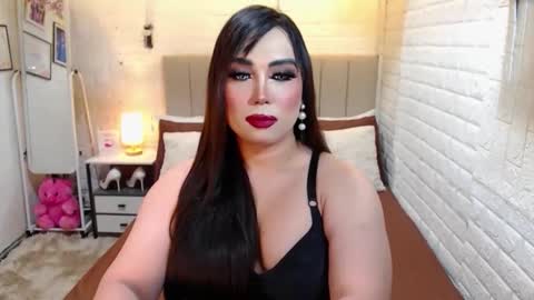 Snapshot of hotlexus69 chatting on 10-05-25, 08:18 LEXUS online show from 10-05-25, 08:18