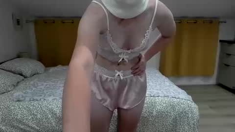 hotluna12 online show from 06-10-26, 07:57