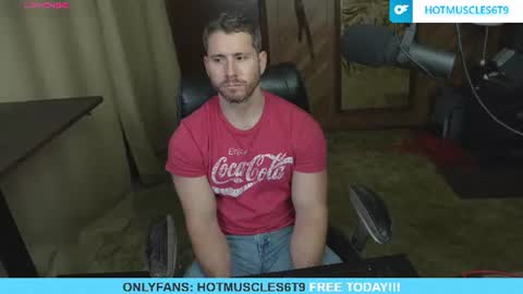 Snapshot of hotmuscles6t9 chatting on 06-14-26, 02:24 hotmuscles6t9 online show from 06-14-26, 02:24