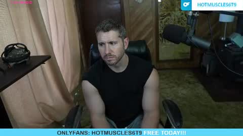 Snapshot of hotmuscles6t9 chatting on 06-17-26, 07:15 hotmuscles6t9 online show from 06-17-26, 07:15