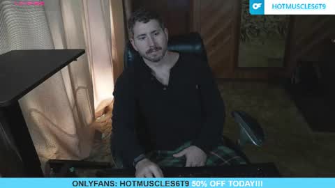 Snapshot of hotmuscles6t9 chatting on 07-07-26, 03:27 hotmuscles6t9 online show from 07-07-26, 03:27