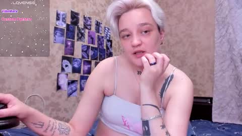 Snapshot of hotty_linn chatting on 09-14-25, 03:44 Linn online show from 09-14-25, 03:44