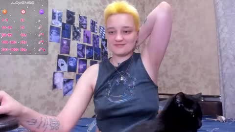 Snapshot of hotty_linn chatting on 09-21-25, 04:19 Linn online show from 09-21-25, 04:19
