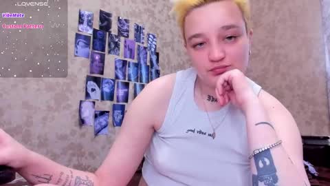 Snapshot of hotty_linn chatting on 10-03-25, 11:40 Linn online show from 10-03-25, 11:40
