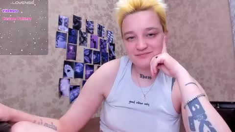 Snapshot of hotty_linn chatting on 10-04-25, 06:06 Linn online show from 10-04-25, 06:06